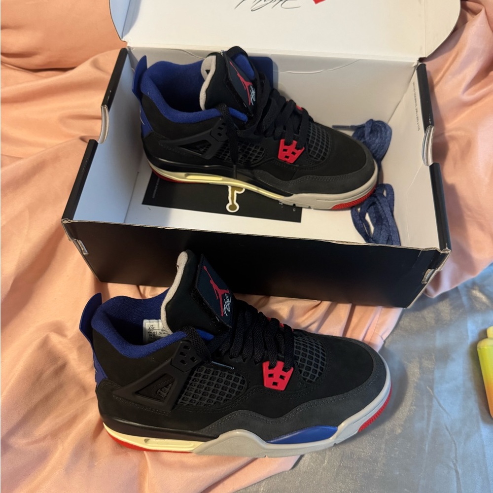Rare retro jordan 4’s Black and Red boys